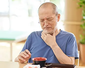 Atragantamiento en personas mayores: qué hacer y cómo prevenirlo