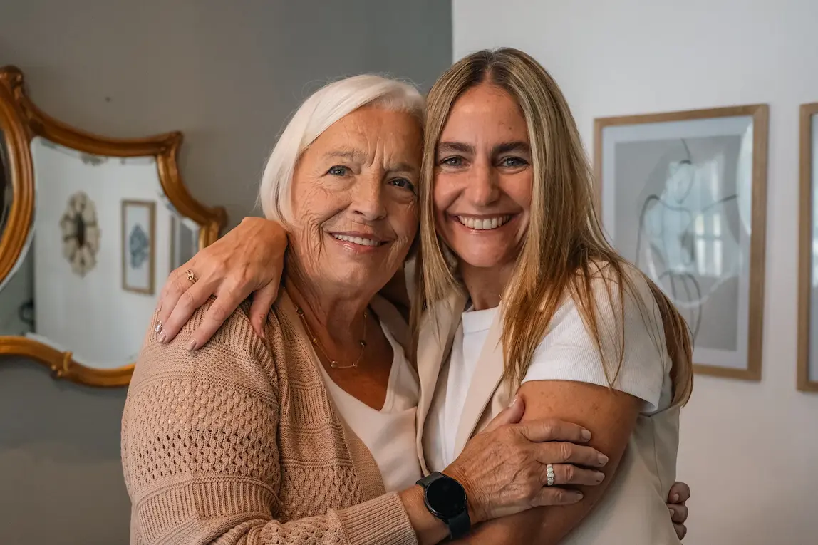 Persona mayor utilizando el servicio de Conecta