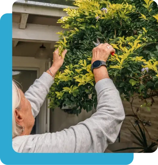 Hombre mayor disfrutando al aire libre con el reloj URG Conecta